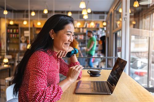 women on laptop working in a coffeeshop